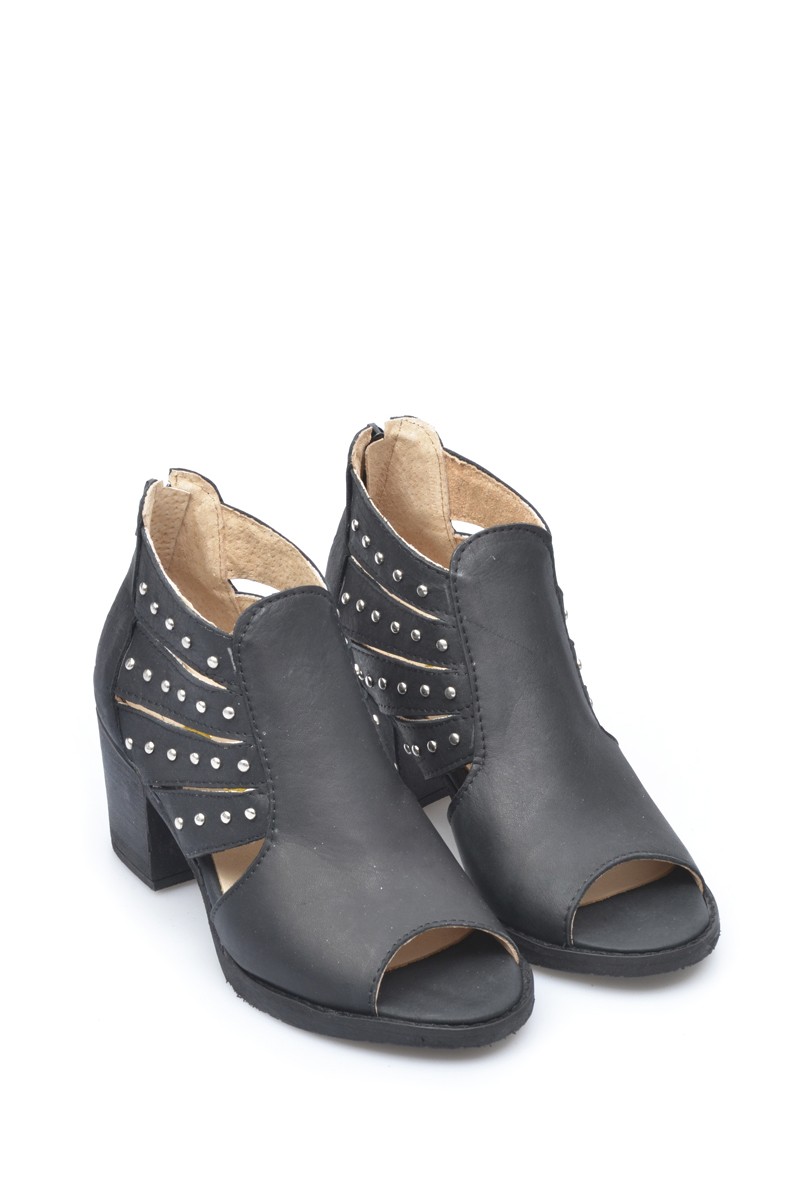 Sandalia Taco Medio Cuero con Tachas Negro