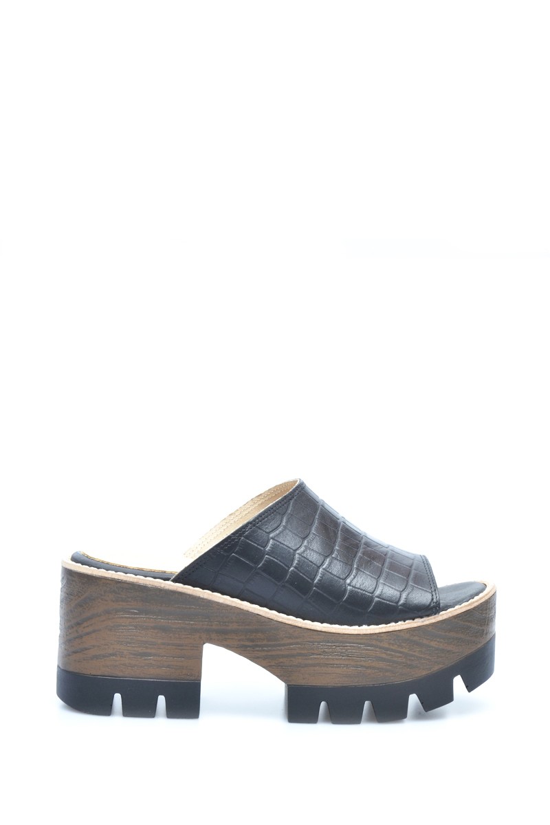 Sandalia Plataforma Cuero Croco Negro