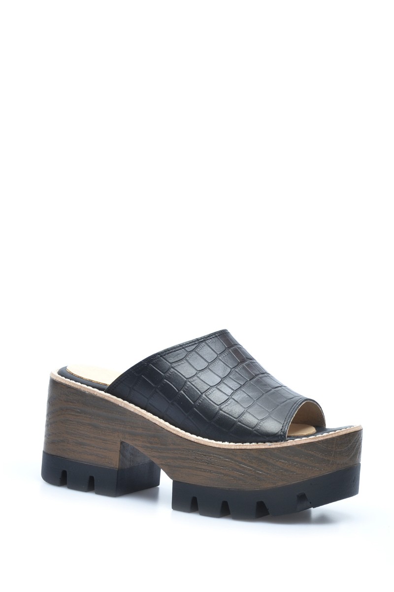 Sandalia Plataforma Cuero Croco Negro