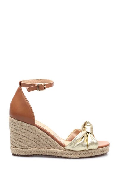 Sandalia Taco Corrido Con Pulsera Cuero Oro Camel